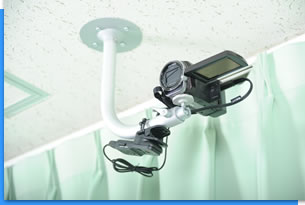 教室内に設置されたカメラ。民生機なので安価で、導入も容易。