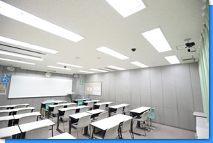 撮影用の設備を備えた教室。カメラはもちろん、マイクの位置も最適なポジションに調整されている