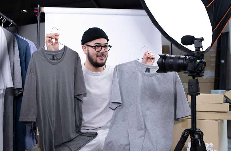 商品紹介動画を撮影する様子