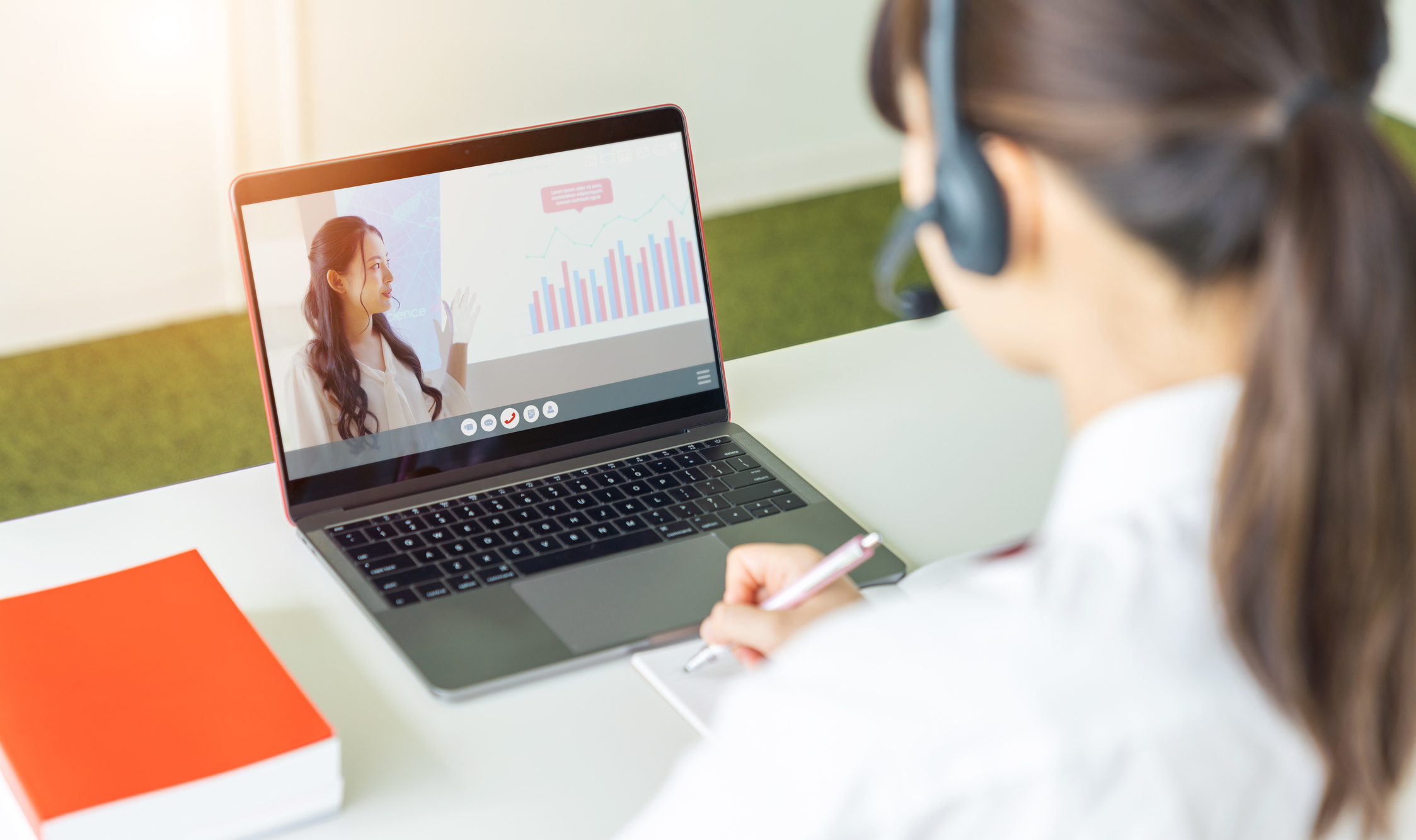 社内研修を受ける女性の写真